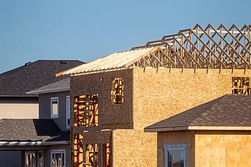 MIKAELA MACKENZIE / WINNIPEG FREE PRESS

New houses under construction in Waverley West in Winnipeg on Tuesday, Sept. 28, 2021. For --- story.
Winnipeg Free Press 2021.