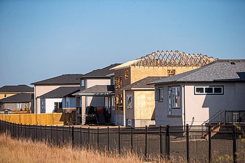 MIKAELA MACKENZIE / WINNIPEG FREE PRESS

New houses under construction in Waverley West in Winnipeg on Tuesday, Sept. 28, 2021. For --- story.
Winnipeg Free Press 2021.