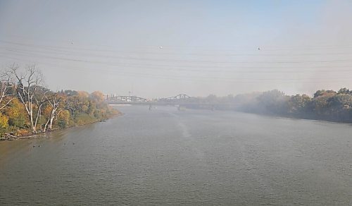JESSICA LEE / WINNIPEG FREE PRESS

Smoke is seen from the Disraeli bridge on September 28, 2021.