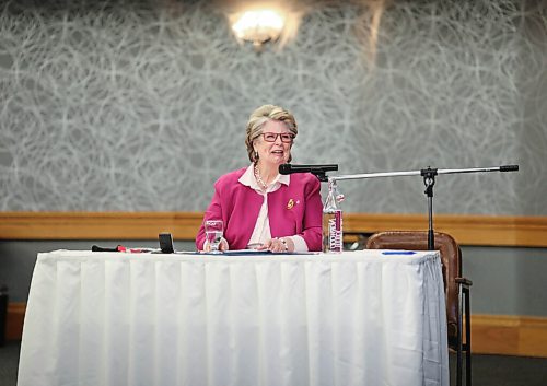 JESSICA LEE / WINNIPEG FREE PRESS

Susan Thompson, the first woman elected mayor of Winnipeg moderates a Conservative leaders debate at Norwood Hotel on September 28, 2021.

Reporter: Carol