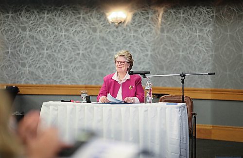 JESSICA LEE / WINNIPEG FREE PRESS

Susan Thompson, the first woman elected mayor of Winnipeg moderates a Conservative leaders debate at Norwood Hotel on September 28, 2021.

Reporter: Carol