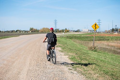 MIKAELA MACKENZIE / WINNIPEG FREE PRESS

Evan McRae, 13, bikes out to shoot photos and record video of trains east of Symington Yards in Winnipeg on Monday, Sept. 27, 2021.  For the last two years, the young rail fan has been going out to watch trains around the city. For --- story.
Winnipeg Free Press 2021.