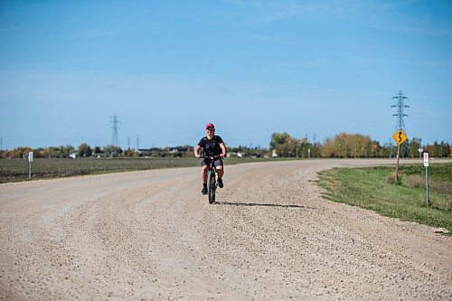 MIKAELA MACKENZIE / WINNIPEG FREE PRESS

Evan McRae, 13, bikes out to shoot photos and record video of trains east of Symington Yards in Winnipeg on Monday, Sept. 27, 2021.  For the last two years, the young rail fan has been going out to watch trains around the city. For --- story.
Winnipeg Free Press 2021.