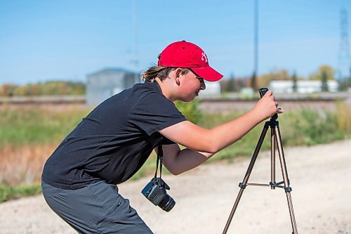 MIKAELA MACKENZIE / WINNIPEG FREE PRESS

Evan McRae, 13, sets up to shoot photos and record video of trains east of Symington Yards in Winnipeg on Monday, Sept. 27, 2021.  For the last two years, the young rail fan has been going out to watch trains around the city. For --- story.
Winnipeg Free Press 2021.