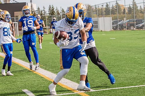 MIKAELA MACKENZIE / WINNIPEG FREE PRESS

Andrew Harris (33) at Bombers practice in Winnipeg on Wednesday, Sept. 29, 2021. For Jeff story.
Winnipeg Free Press 2021.