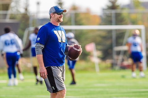 MIKAELA MACKENZIE / WINNIPEG FREE PRESS

Head coach Mike O'Shea at Bombers practice in Winnipeg on Wednesday, Sept. 29, 2021. For Jeff story.
Winnipeg Free Press 2021.