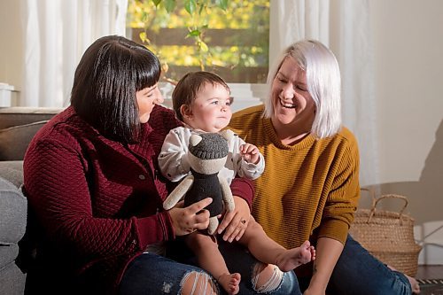 MIKE SUDOMA / Winnipeg Free Press
Brenlee Coates, her partner Amanda Karpinsky and their daughter Lark share a moment in their home Wednesday
September 29, 2021