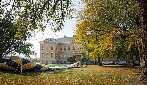 MIKE DEAL / WINNIPEG FREE PRESS
A crew from the Dakota Ojibway Child and Family Services puts up a large tent in front of the former residential school in Portage la Prairie, MB, Wednesday afternoon in preparation for the National Day for Truth and Reconciliation tomorrow.
210929 - Wednesday, September 29, 2021.