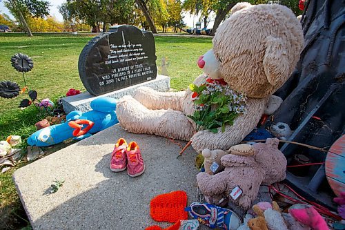 MIKE DEAL / WINNIPEG FREE PRESS
A memorial in Portage la Prairie next to the former residential school erected for the eight students who died in a 1972 plane crash in Winnipeg.
See Maggie Macintosh story
210929 - Wednesday, September 29, 2021.