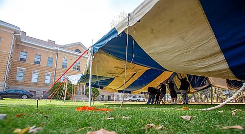 MIKE DEAL / WINNIPEG FREE PRESS
A crew from the Dakota Ojibway Child and Family Services puts up a large tent in front of the former residential school in Portage la Prairie, MB, Wednesday afternoon in preparation for the National Day for Truth and Reconciliation tomorrow.
210929 - Wednesday, September 29, 2021.