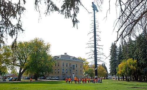 MIKE DEAL / WINNIPEG FREE PRESS
A memorial in Portage la Prairie next to the former residential school erected for the eight students who died in a 1972 plane crash in Winnipeg.
See Maggie Macintosh story
210929 - Wednesday, September 29, 2021.