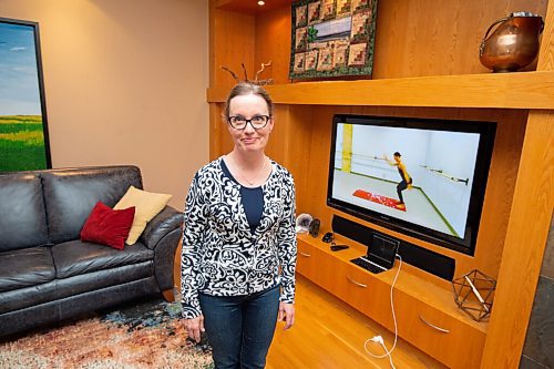 MIKE SUDOMA / Winnipeg Free Press
Dr Karen Klym works out to one of Kristina Frykas hopakercise workouts at her home Wednesday evening 
September 29, 2021