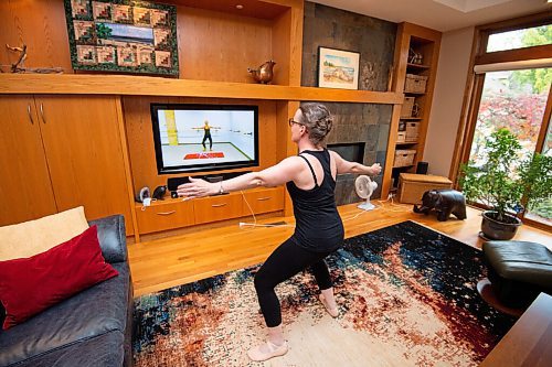 MIKE SUDOMA / Winnipeg Free Press
Dr Karen Klym works out to one of Kristina Frykas hopakercise workouts at her home Wednesday evening 
September 29, 2021