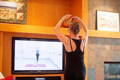 MIKE SUDOMA / Winnipeg Free Press
Dr Karen Klym works out to one of Kristina Frykas hopakercise workouts at her home Wednesday evening 
September 29, 2021