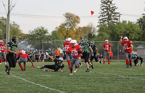 JESSICA LEE / WINNIPEG FREE PRESS

Sam Lolacha (20) of the Kelvin Clippers runs with the ball during a game against the Elmwood Giants on September 29, 2021 at Elmwood High.

Reporter: Mike