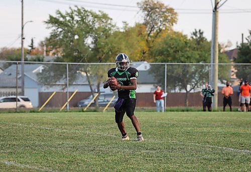 JESSICA LEE / WINNIPEG FREE PRESS

Valentine Adedeji-Afeye (8) of the Elmwood Giants prepares to throw the ball during a game against the Kelvin Clippers on September 29, 2021 at Elmwood High.

Reporter: Mike