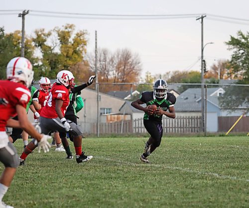 JESSICA LEE / WINNIPEG FREE PRESS

Valentine Adedeji-Afeye (8) of the Elmwood Giants runs with the ball during a game against the Kelvin Clippers on September 29, 2021 at Elmwood High.

Reporter: Mike