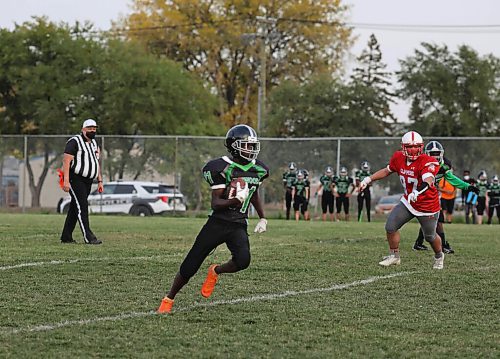 JESSICA LEE / WINNIPEG FREE PRESS

Isaac Caulker (11) of the Elmwood Giants runs with the ball during a game against the Kelvin Clippers on September 29, 2021 at Elmwood High.

Reporter: Mike