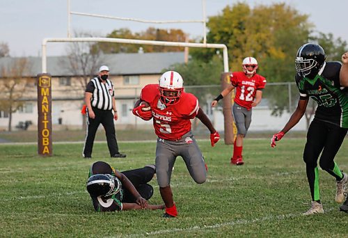 JESSICA LEE / WINNIPEG FREE PRESS

Ahmed Hassan (5) of the Kelvin Clippers runs with the ball during a game against the Elmwood Giants on September 29, 2021 at Elmwood High.

Reporter: Mike