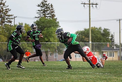 JESSICA LEE / WINNIPEG FREE PRESS

Osayuwamen Ahayere (27) of the Elmwood Giants runs with the ball during a game against the Kelvin Clippers on September 29, 2021 at Elmwood High.

Reporter: Mike