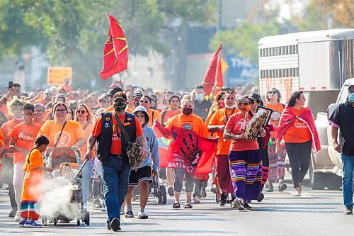 MIKAELA MACKENZIE / WINNIPEG FREE PRESS

A march goes from the Canadian Museum for Human Rights to St. John's Park on the first National Day for Truth and Reconciliation in Winnipeg on Thursday, Sept. 30, 2021. For --- story.
Winnipeg Free Press 2021.