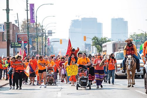 MIKAELA MACKENZIE / WINNIPEG FREE PRESS

A march goes from the Canadian Museum for Human Rights to St. John's Park on the first National Day for Truth and Reconciliation in Winnipeg on Thursday, Sept. 30, 2021. For --- story.
Winnipeg Free Press 2021.