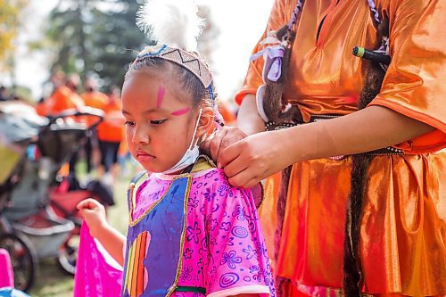 MIKAELA MACKENZIE / WINNIPEG FREE PRESS

Callie Thompson (six) gets her shawl adjusted by her mom, Pamela Demas, at a Pow Wow at St. John's Park on the first National Day for Truth and Reconciliation in Winnipeg on Thursday, Sept. 30, 2021. For --- story.
Winnipeg Free Press 2021.