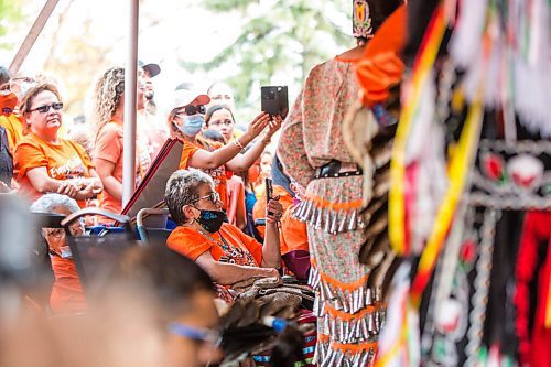 MIKAELA MACKENZIE / WINNIPEG FREE PRESS

Folks crowd around the tent at a Pow Wow at St. John's Park on the first National Day for Truth and Reconciliation in Winnipeg on Thursday, Sept. 30, 2021. For --- story.
Winnipeg Free Press 2021.