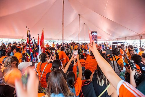 MIKAELA MACKENZIE / WINNIPEG FREE PRESS

Folks crowd around the tent at a Pow Wow at St. John's Park on the first National Day for Truth and Reconciliation in Winnipeg on Thursday, Sept. 30, 2021. For --- story.
Winnipeg Free Press 2021.