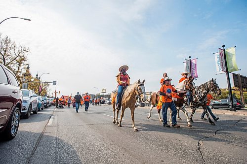 MIKAELA MACKENZIE / WINNIPEG FREE PRESS

A march goes from the Canadian Museum for Human Rights to St. John's Park on the first National Day for Truth and Reconciliation in Winnipeg on Thursday, Sept. 30, 2021. For --- story.
Winnipeg Free Press 2021.