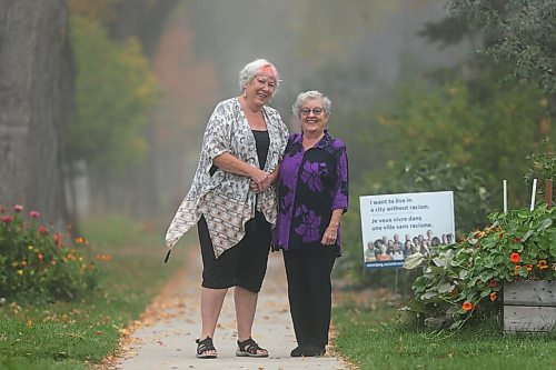 SHANNON VANRAES / WINNIPEG FREE PRESS
Linda Taylor and Ellen Kruger, longtime women's rights activists and founding board members of the Women's Health Clinic, in Winnipeg on October 1, 2021.