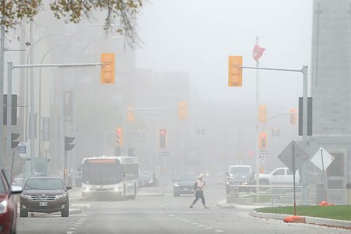 SHANNON VANRAES / WINNIPEG FREE PRESS
Heavy fog obscures the Winnipeg skyline on October 1, 2021.