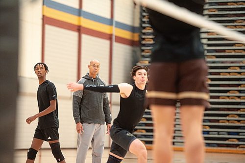 MIKE SUDOMA / Winnipeg Free Press
New Bisons mens volleyball coach, Mike Stephens watches as players take part in a hitting drill during practice Friday
October 1, 2021