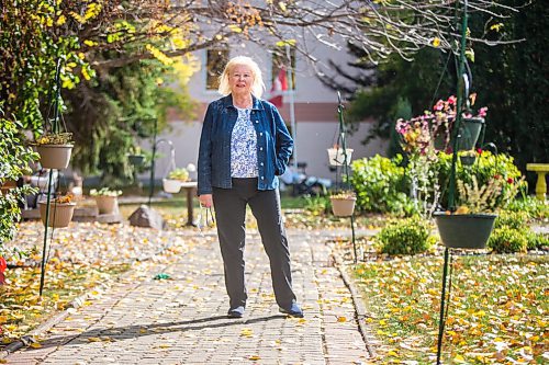 MIKAELA MACKENZIE / WINNIPEG FREE PRESS

Lois Maclennan, a certified Master Gardener who volunteers her time planting and maintaining the garden at at Extendicare Oakview Place, poses for a portrait at the care home in Winnipeg on Friday, Oct. 1, 2021. For Aaron Epp story.
Winnipeg Free Press 2021.
