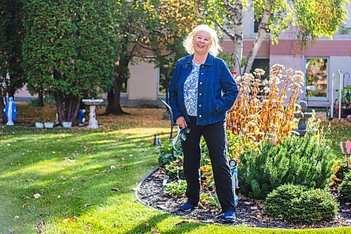 MIKAELA MACKENZIE / WINNIPEG FREE PRESS

Lois Maclennan, a certified Master Gardener who volunteers her time planting and maintaining the garden at at Extendicare Oakview Place, poses for a portrait at the care home in Winnipeg on Friday, Oct. 1, 2021. For Aaron Epp story.
Winnipeg Free Press 2021.