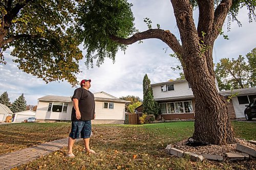 MIKE SUDOMA / Winnipeg Free Press
Jon Reimann stands under a tree in the front yard of his family home. After a 45 minute wait on the phone and 3 days to get a reply over email, 311 finally came down to prune his tree.
October 1, 2021