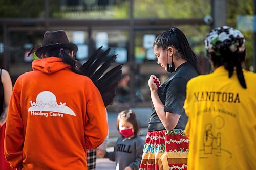 MIKAELA MACKENZIE / WINNIPEG FREE PRESS

Faith Cook holds a tobacco tie before placing it into the sacred fire at City Hall in honour of a day of action and awareness for missing and murdered Indigenous women, girls, and two-spirited peoples in Winnipeg on Monday, Oct. 4, 2021. For --- story.
Winnipeg Free Press 2021.