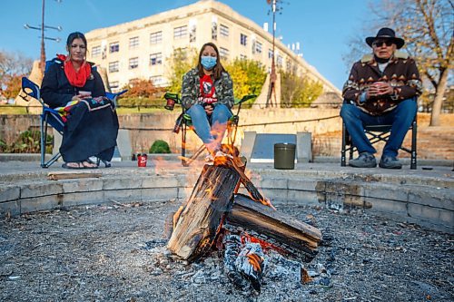 MIKE DEAL / WINNIPEG FREE PRESS
(from left) Keri-Lynn Redhead from Fox Lake, Rose Fontaine from Sagkeeng and Stan La Pierre watch over the sacred fire that was lit early Monday morning during a sunrise ceremony at Oodena Celebration Circle which kicked off events acknowledging missing and murdered Indigenous women, girls and gender-diverse people.
211004 - Monday, October 04, 2021.