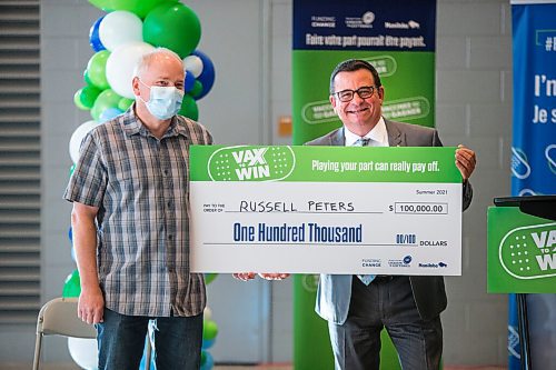 MIKAELA MACKENZIE / WINNIPEG FREE PRESS

Crown services minister Jeff Wharton poses for a photo with winner Russell Peters at a Vax to Win event at the RBC Convention Centre vaccination supersite in Winnipeg on Tuesday, Oct. 5, 2021. For Gabby story.
Winnipeg Free Press 2021.