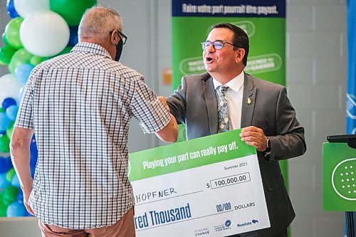 MIKAELA MACKENZIE / WINNIPEG FREE PRESS

Crown services minister Jeff Wharton fist-bumps winner James Hopfner at a Vax to Win event at the RBC Convention Centre vaccination supersite in Winnipeg on Tuesday, Oct. 5, 2021. For Gabby story.
Winnipeg Free Press 2021.