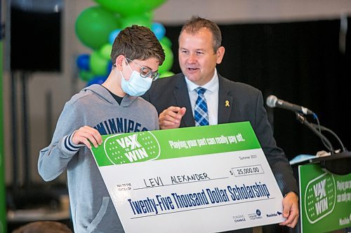 MIKAELA MACKENZIE / WINNIPEG FREE PRESS

Advanced education, skills and immigration minister Wayne Ewasko poses for a photo with scholarship winner Levi Alexander at a Vax to Win event at the RBC Convention Centre vaccination supersite in Winnipeg on Tuesday, Oct. 5, 2021. For Gabby story.
Winnipeg Free Press 2021.