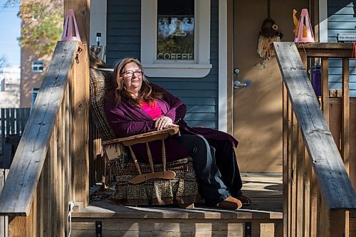 MIKAELA MACKENZIE / WINNIPEG FREE PRESS

Debby Sillito, who is living on employment and income assistance and applying for a low-income bus pass, poses for a portrait on her front porch in Winnipeg on Tuesday, Oct. 5, 2021. For Joyanne story.
Winnipeg Free Press 2021.