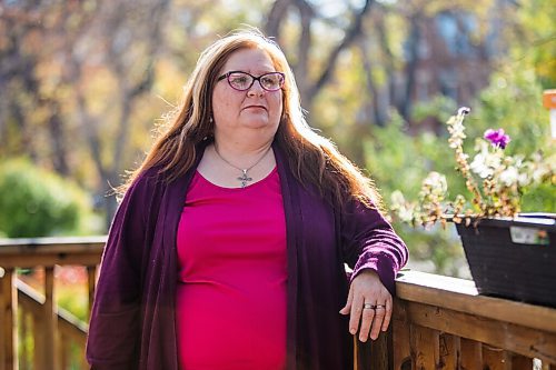 MIKAELA MACKENZIE / WINNIPEG FREE PRESS

Debby Sillito, who is living on employment and income assistance and applying for a low-income bus pass, poses for a portrait on her front porch in Winnipeg on Tuesday, Oct. 5, 2021. For Joyanne story.
Winnipeg Free Press 2021.