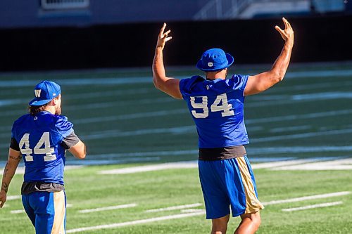 MIKAELA MACKENZIE / WINNIPEG FREE PRESS

Jackson Jeffcoat raises his arms at Bombers practice at IG Field in Winnipeg on Thursday, Oct. 7, 2021. For Taylor/Jeff story.
Winnipeg Free Press 2021.