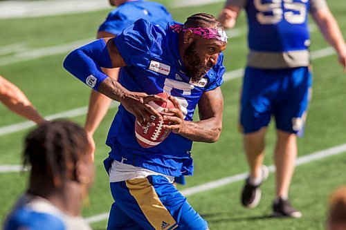 MIKAELA MACKENZIE / WINNIPEG FREE PRESS

Willie Jefferson barrels down the side with the ball at Bombers practice at IG Field in Winnipeg on Thursday, Oct. 7, 2021. For Taylor/Jeff story.
Winnipeg Free Press 2021.