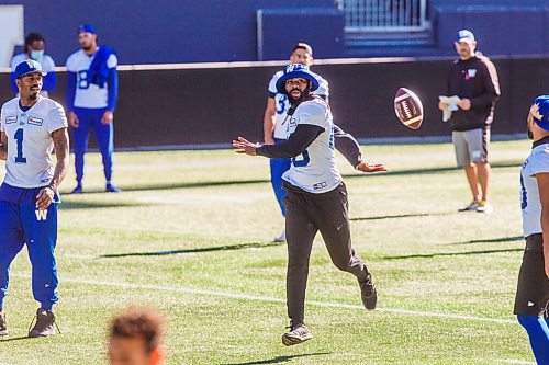 MIKAELA MACKENZIE / WINNIPEG FREE PRESS

Rasheed Bailey passes the ball behind his back for fun during Bombers practice at IG Field in Winnipeg on Thursday, Oct. 7, 2021. For Taylor/Jeff story.
Winnipeg Free Press 2021.