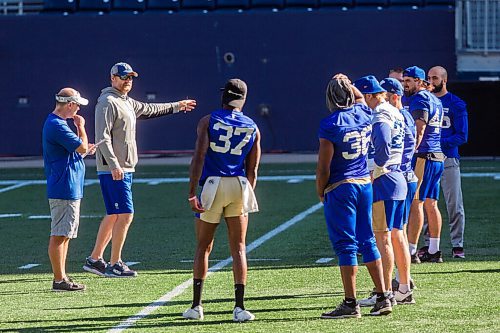 MIKAELA MACKENZIE / WINNIPEG FREE PRESS

Head Coach Mike O'Shea talks to players at Bombers practice at IG Field in Winnipeg on Thursday, Oct. 7, 2021. For Taylor/Jeff story.
Winnipeg Free Press 2021.