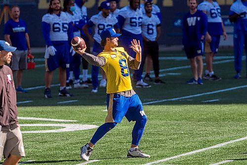 MIKAELA MACKENZIE / WINNIPEG FREE PRESS

Quarterback Zach Collaros throws the ball at Bombers practice at IG Field in Winnipeg on Thursday, Oct. 7, 2021. For Taylor/Jeff story.
Winnipeg Free Press 2021.