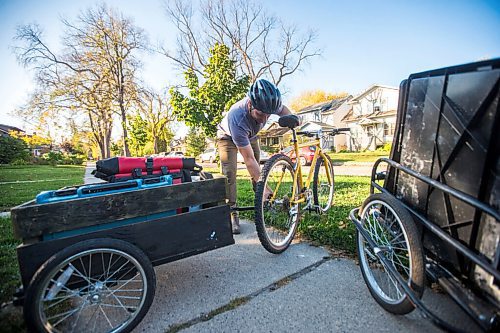 MIKAELA MACKENZIE / WINNIPEG FREE PRESS

Nathaniel De Avila of Velo Renovation (a home renovation collective that uses bicycles as their primary transportation) attaches a trailer to his bike in Winnipeg on Thursday, Oct. 7, 2021. For Dave Sanderson story.
Winnipeg Free Press 2021.