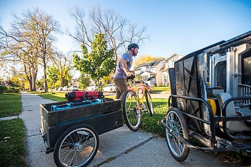 MIKAELA MACKENZIE / WINNIPEG FREE PRESS

Nathaniel De Avila of Velo Renovation (a home renovation collective that uses bicycles as their primary transportation) attaches a trailer to his bike in Winnipeg on Thursday, Oct. 7, 2021. For Dave Sanderson story.
Winnipeg Free Press 2021.